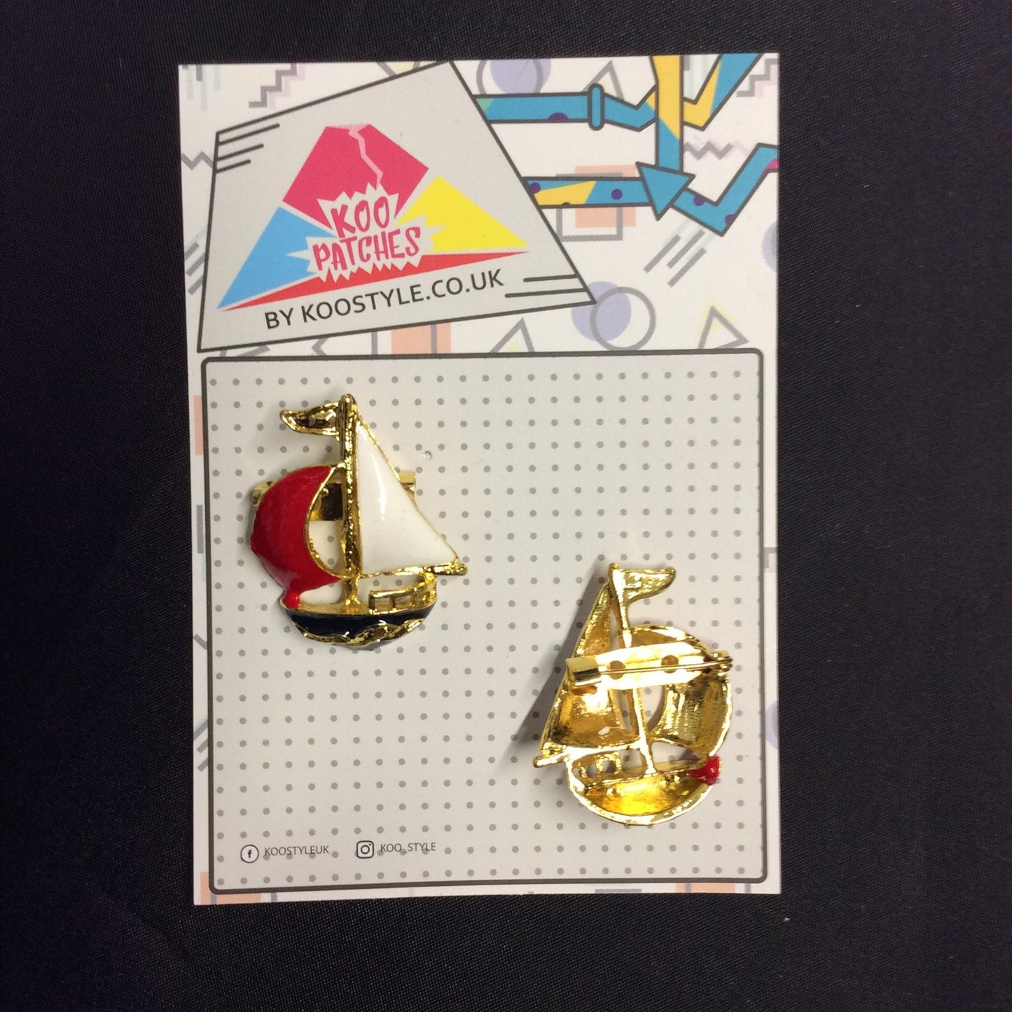 MP0225 - Gold Boat Red Sail Metal Pin Badge | Koo Style UK