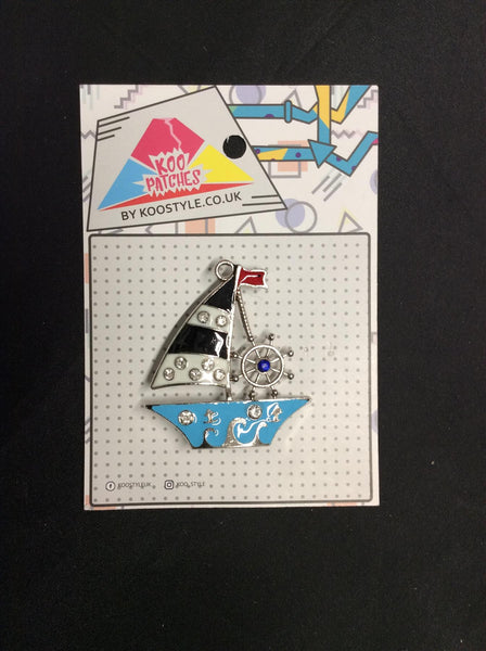 MP0225B - Blue Boat Zebra Sail Metal Pin Badge